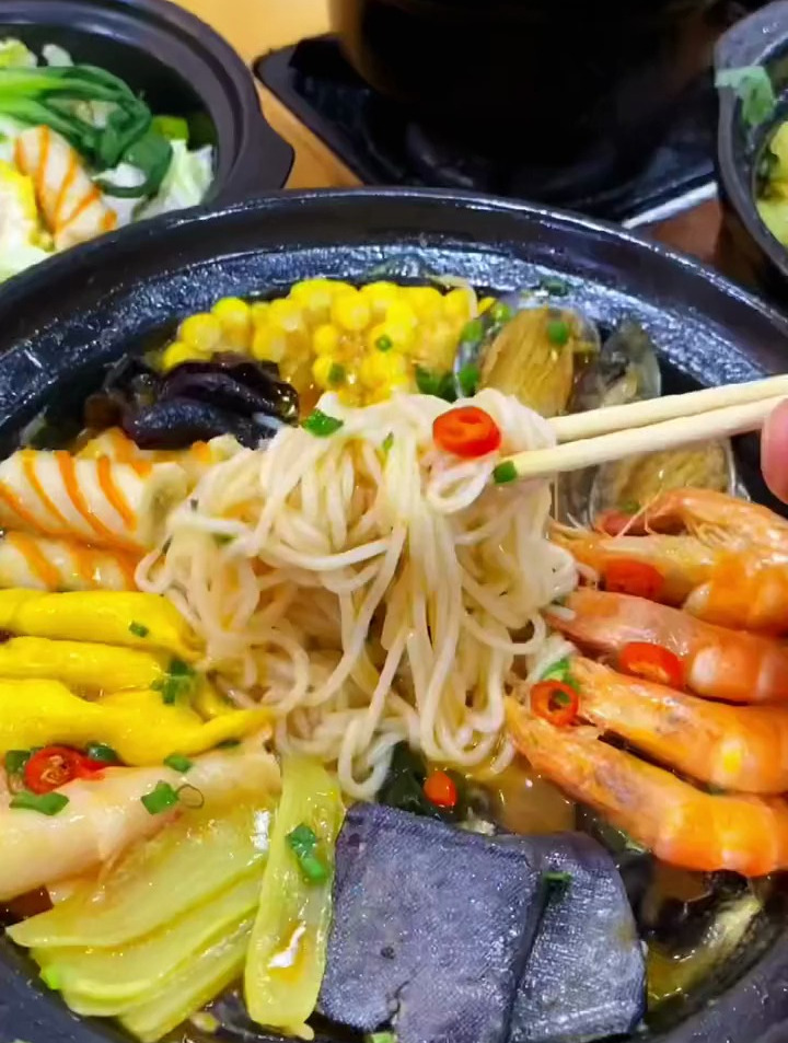 特色砂锅菜,蔬菜肉类海鲜类都能做,你们当地有吗?