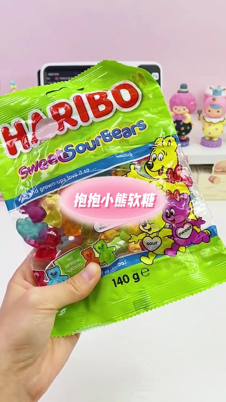 可爱到牵手手的小熊糖根本舍不得吃