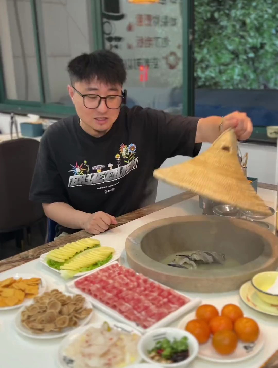 只用蒸汽就能把活鱼煮熟?!我在练市吃到了云南蒸汽石锅鱼!