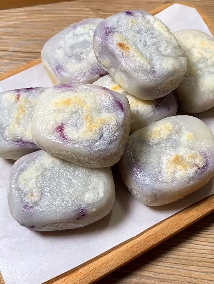 糯米粉蒸一下,用凉水就可以和成面团