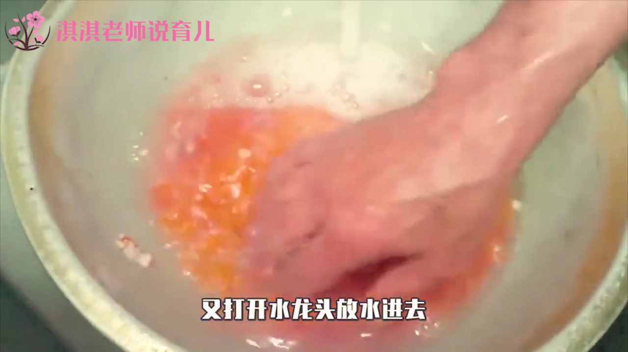 大厨解刨鲑鱼取鱼籽,腌制“鱼子酱”做盖饭,网友:吃不起!