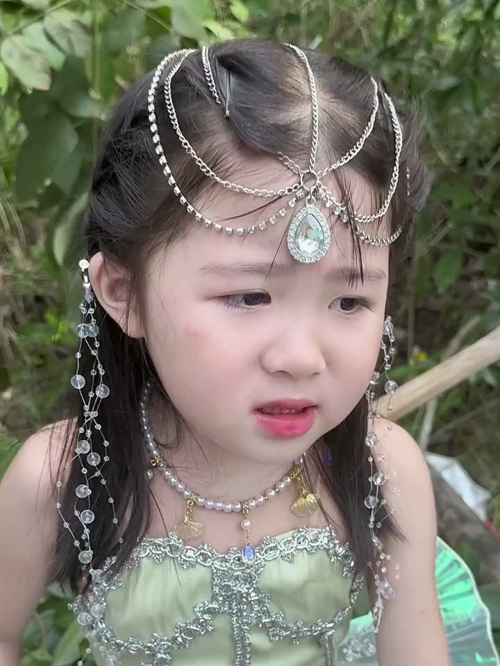 带着美人鱼女儿去游泳,竟变成了泼水节
