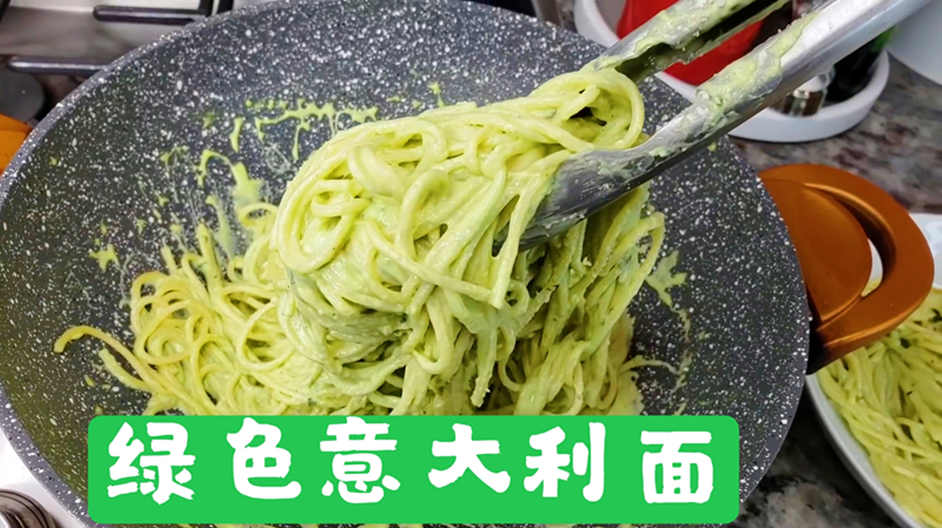 神奇又好玩!教你制作绿色的意大利面,淋上酱汁搅一搅巨诱人!