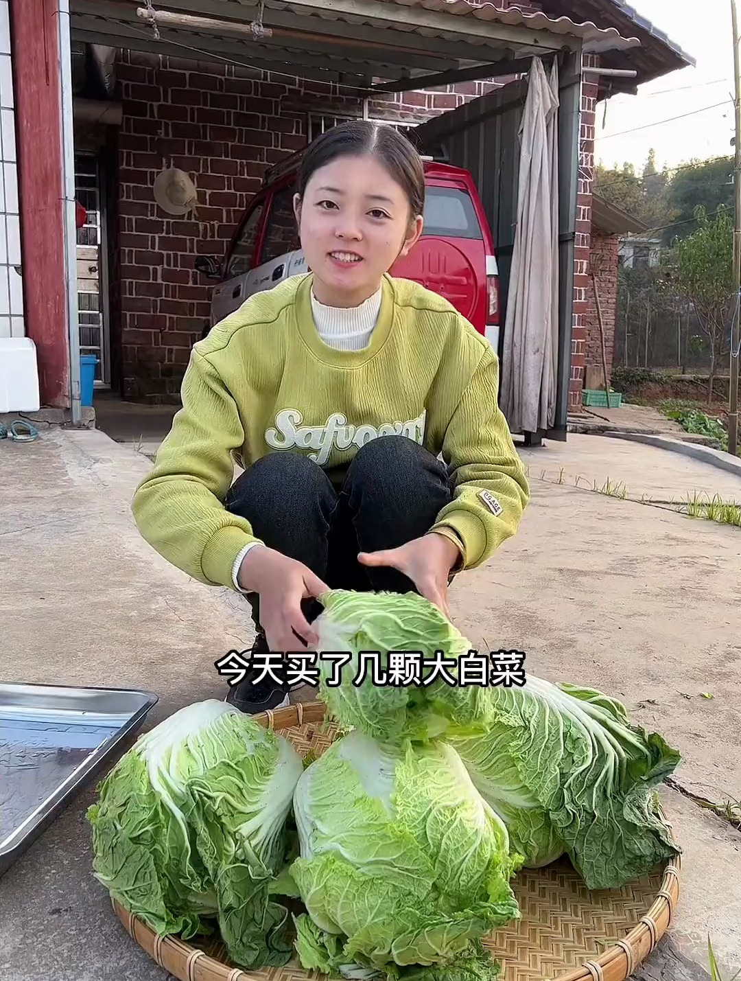今天做了五花肉炒干豆角,大白菜,还有麻酱面皮,大家都好喜欢吃