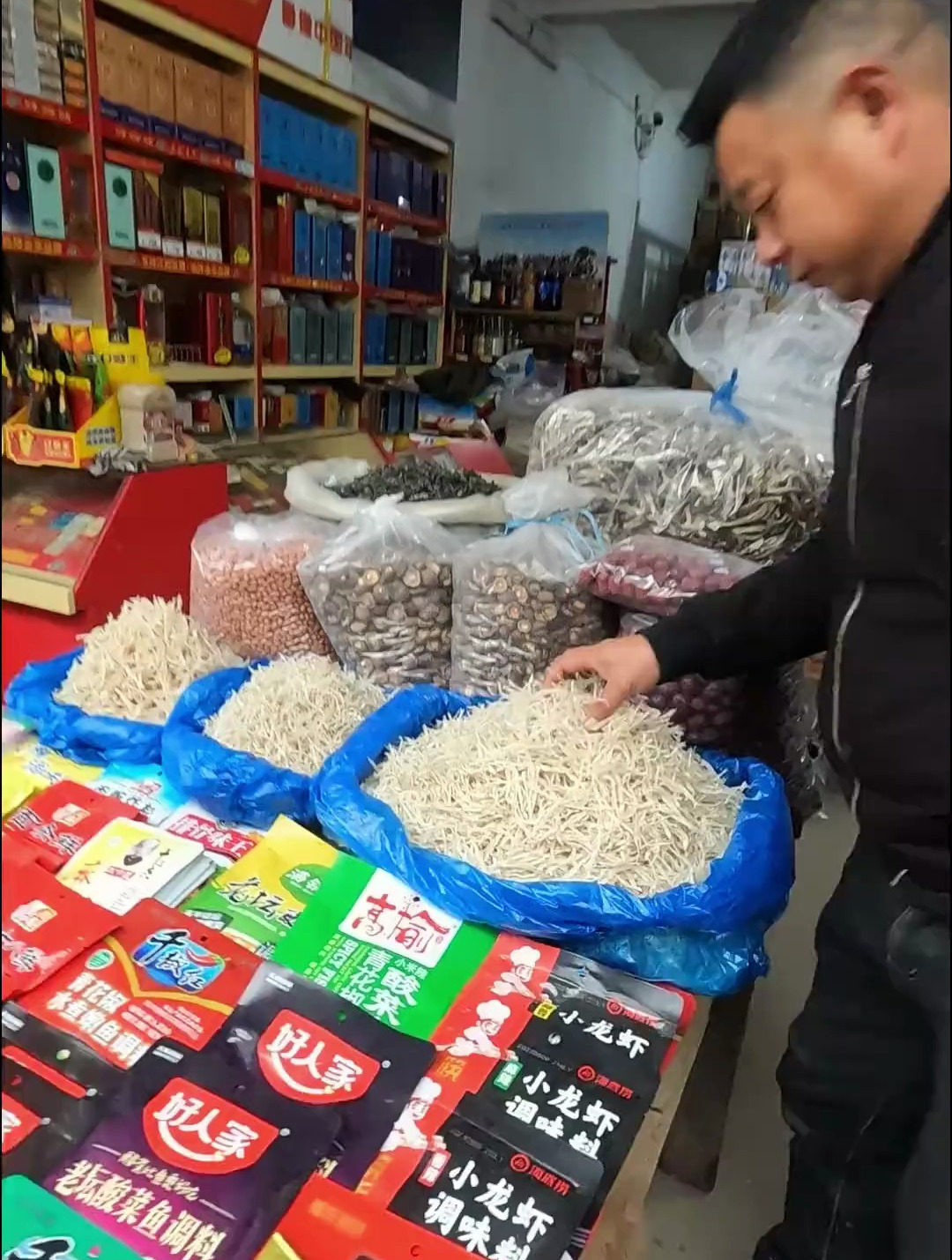集市买了点银鱼干,大叔推荐了一道炒白菜梗,好吃不错~ 烟火气