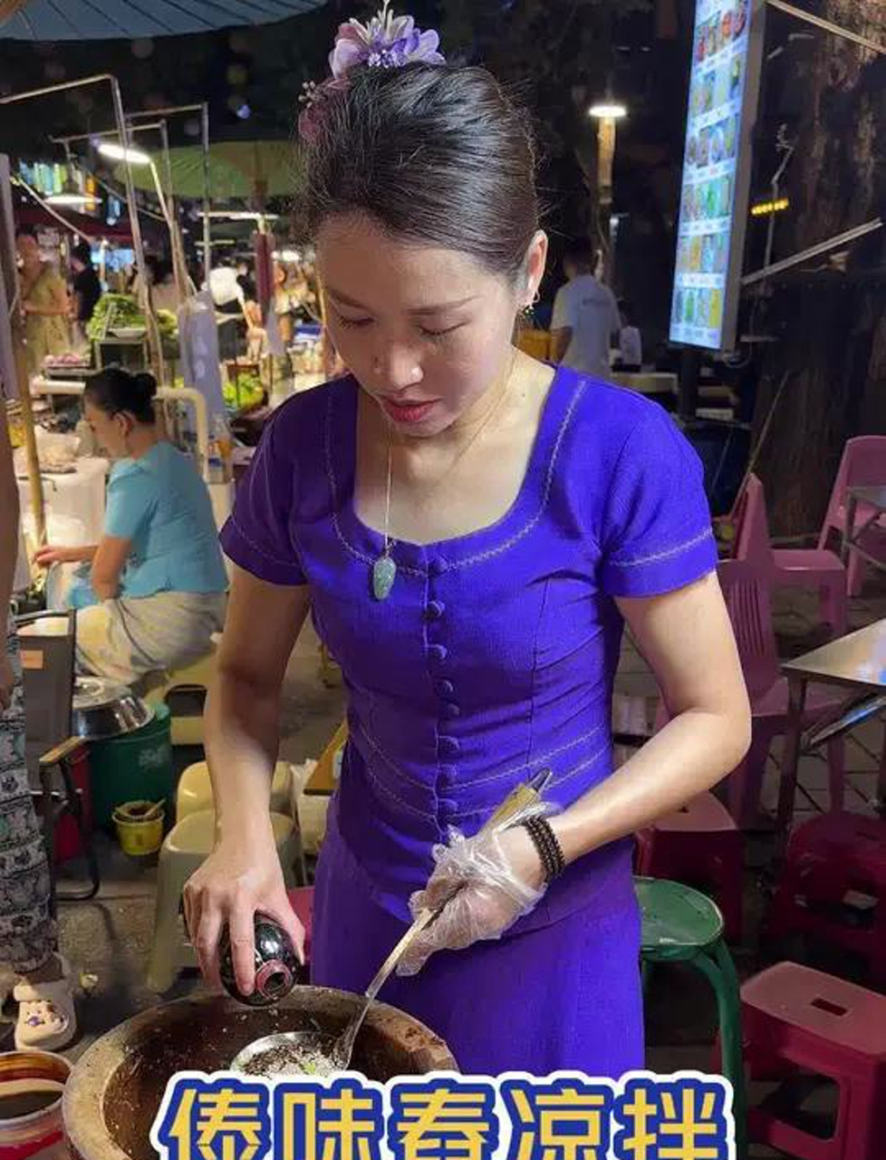 西双版纳夜市里的顶级傣族凉拌菜!40块钱一份,十几种配料!味道绝了～