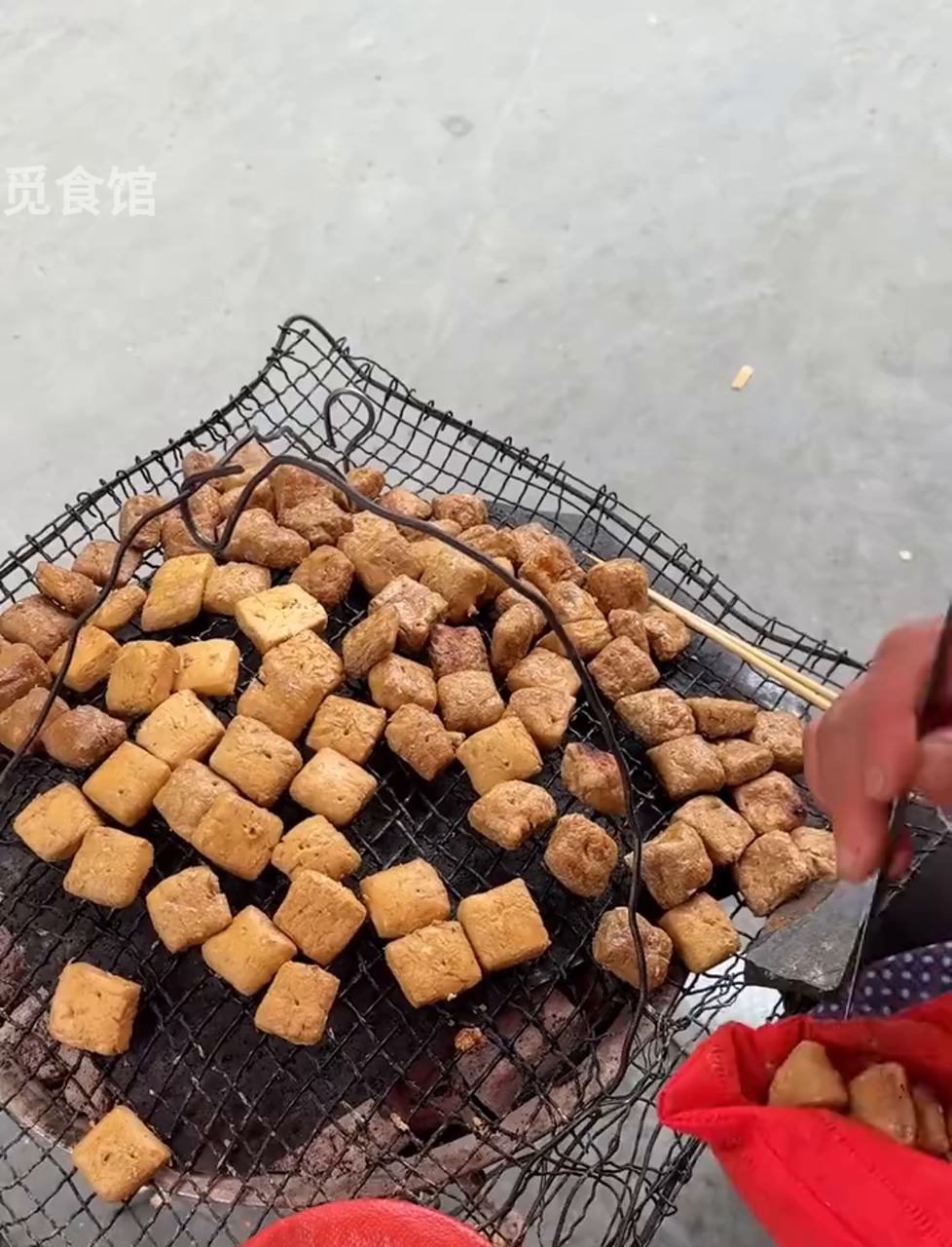 云南大理尝鲜烤臭豆腐,1块钱买俩,切开撒辣椒粉,一口一个真过瘾
