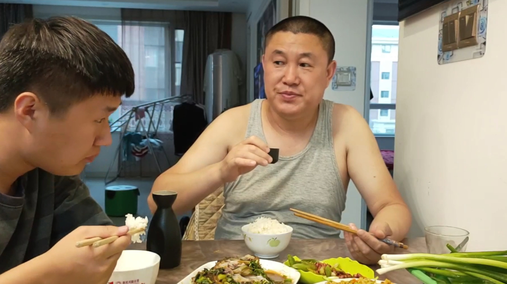 白天34度高温,晚上做一道红烧鲤鱼喝二两白酒,三口人边吃边聊
