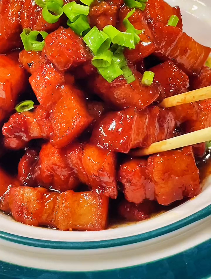 今天做一道家常菜红烧肉,看完红烧肉的做法,记得给我点个小爱心