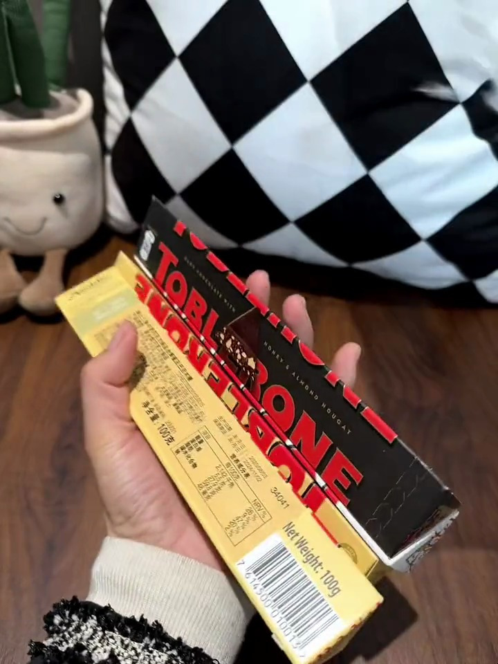 好朋友~你也会为我拿下这个掰着吃的瑞士三角巧克力的对吧对吧!