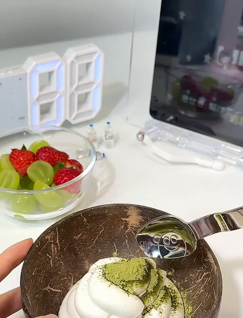 来一碗抹茶坚果搭配黑巧克力的酸奶,太满足了!