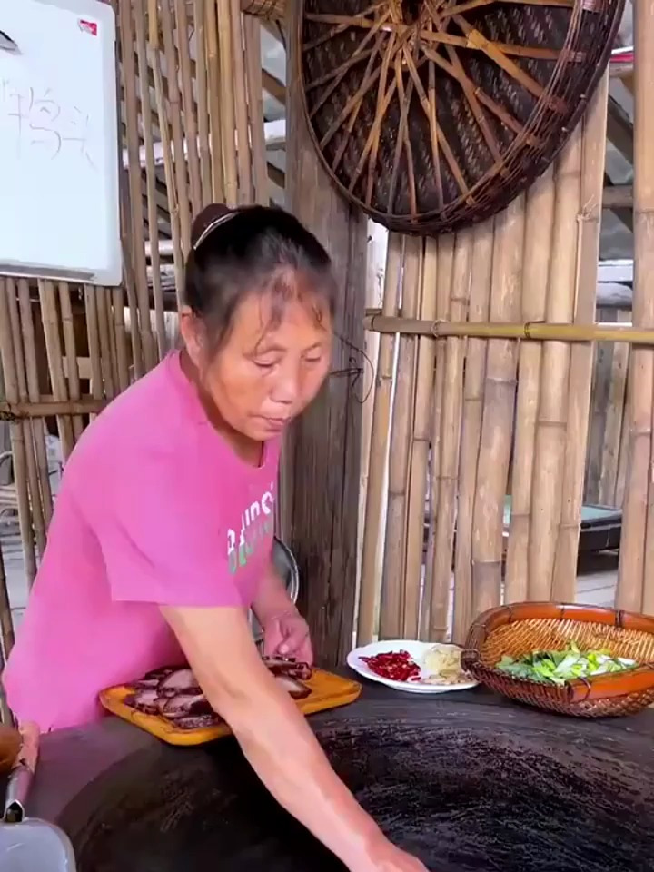 嬢嬢做的蒜苗炒腊肉,太香了!