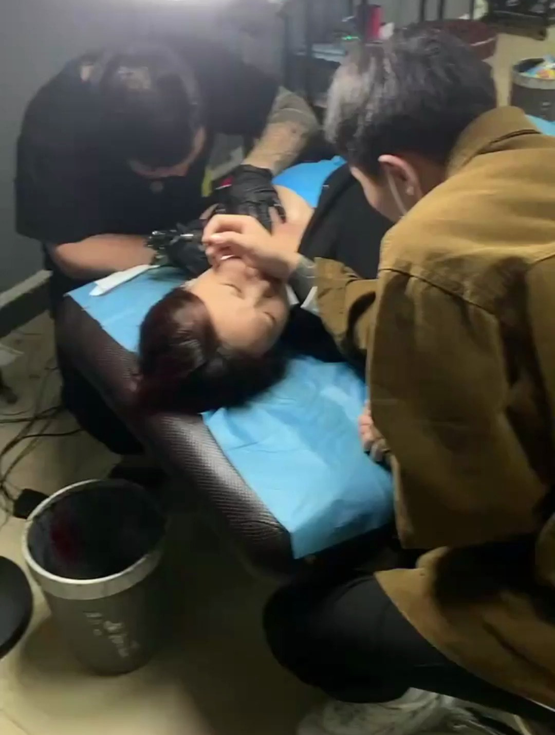美女这个纹身太好看了,在胸前文了个桃花,是要给自己招桃花吗