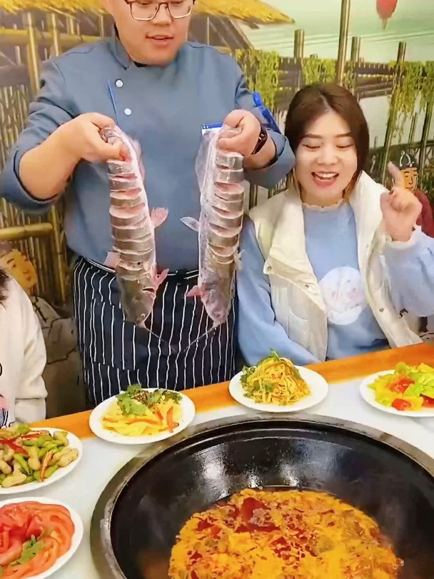 多功能电煮锅,煎炒蒸煮样样都可以,方便又好用