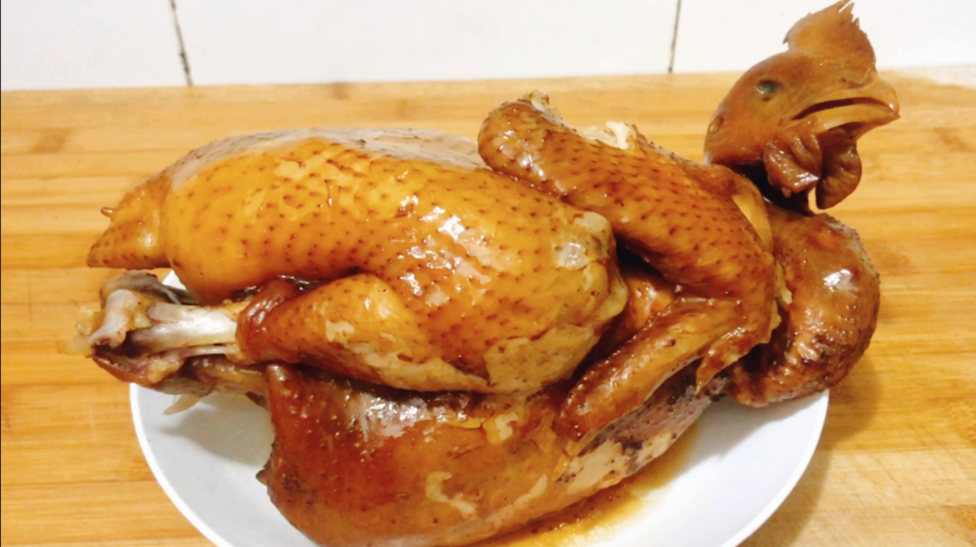 想吃烧鸡?整只鸡扔进电饭煲,不用水不用油,出锅皮嫩肉烂,真香