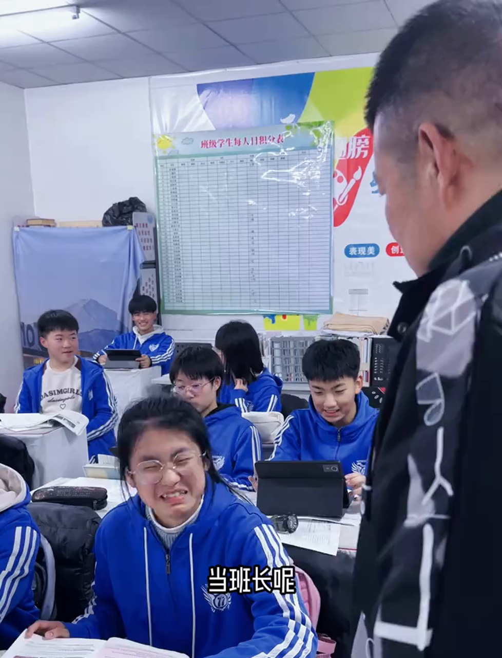 校长好心给住校生准备三层大蛋糕，没想到输的这么惨！