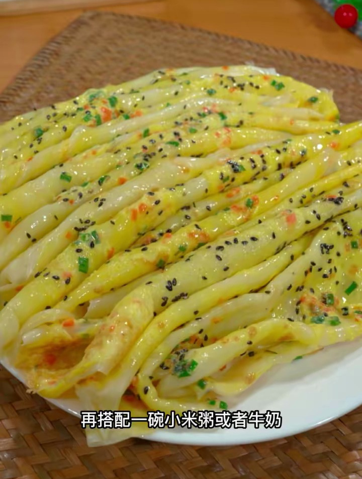 早餐既要快速又要营养,试试这个鸡蛋饼吧,再搭配一碗小米粥更好