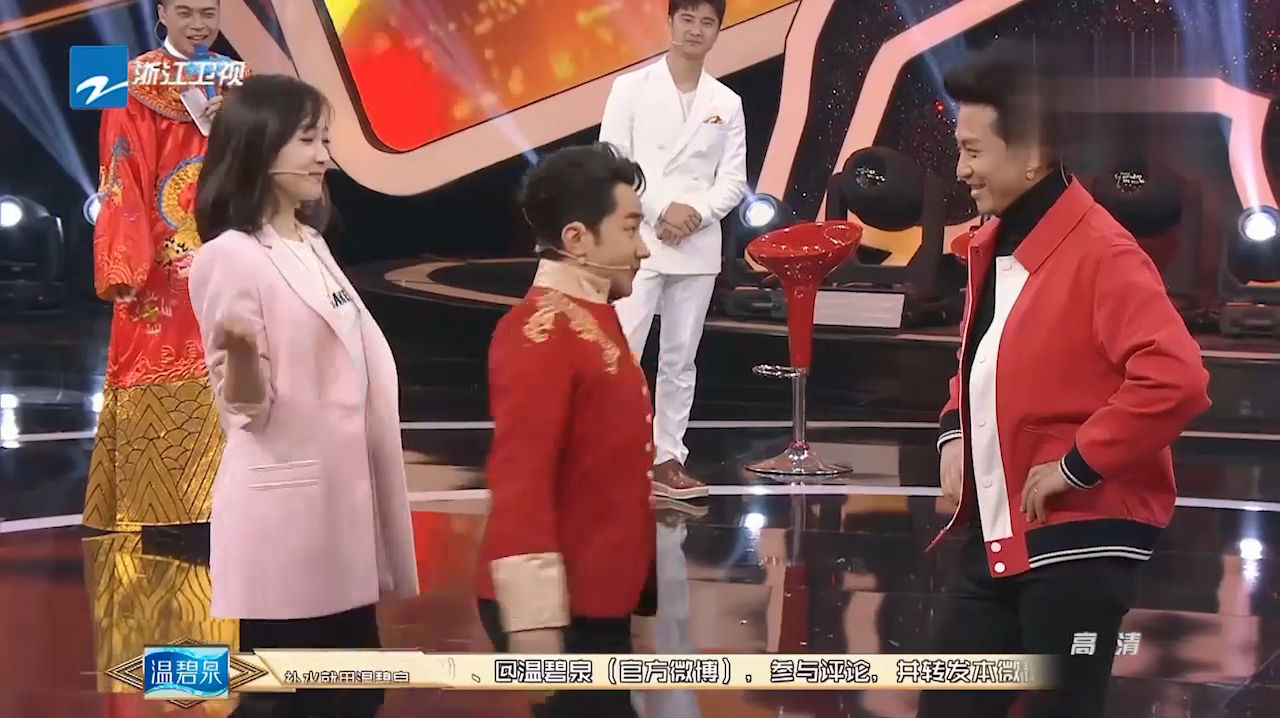 宋茜、邓超化身王祖蓝“父母”,一家三口上台走秀,场面喜庆!