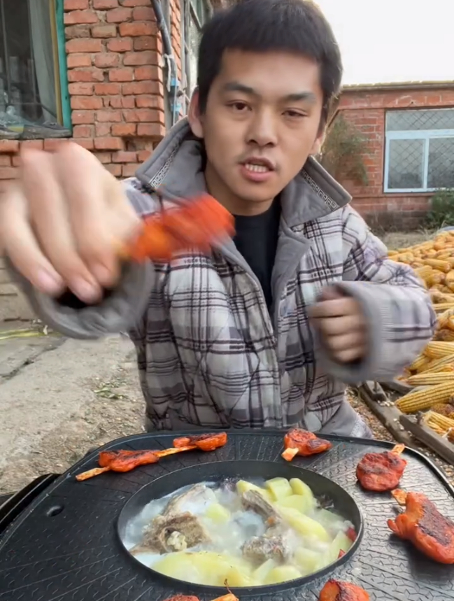 今天吃点里脊肉炖土豆鸡心眼 外加烤鸡柳小串