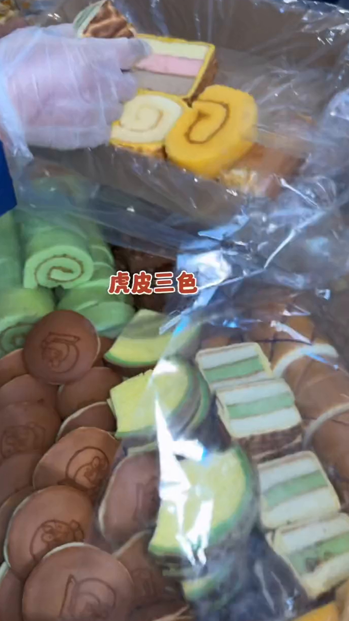 北京街头偶遇中式糕点12一斤上百种随便搭配这一大盒68你们感觉值不值?