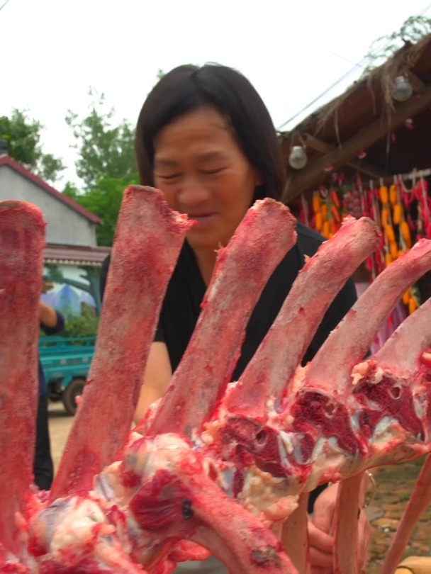 250买100斤牛骨架,去孝敬丈母娘,铁锅炖3小时,配上手擀面真香