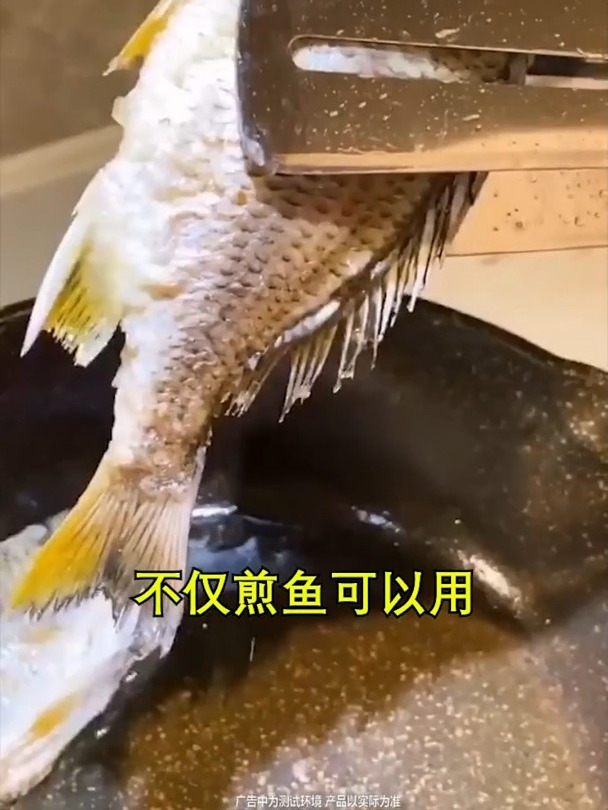 这个煎铲夹不仅可以当铲子还能当夹子,煎鱼煎牛排煎饼都非常好用