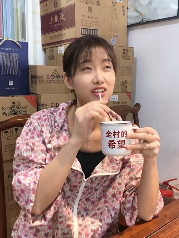 老板娘,有没有人说你笑起来有点好看啊,当然没有啦