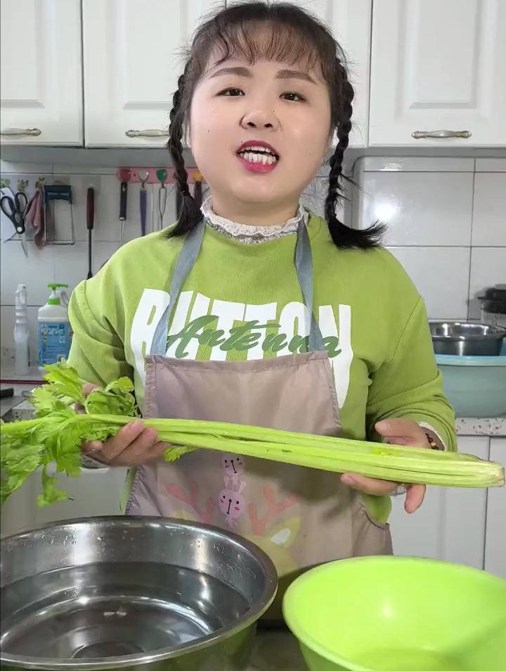 芹菜这么储存又脆又绿!拿出来就可以直接炒菜包馅
