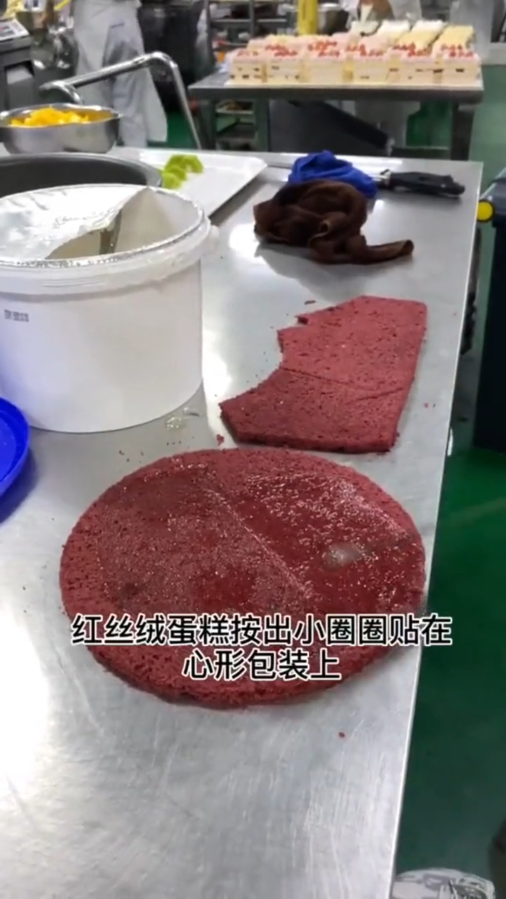 红丝绒蛋糕做的心心相印