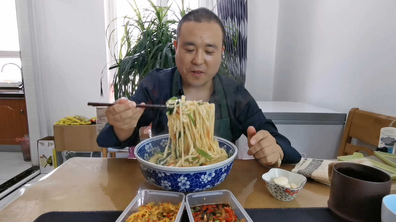喜欢吃面条的一定要关注,教你做简单又营养的热汤面好吃不腻