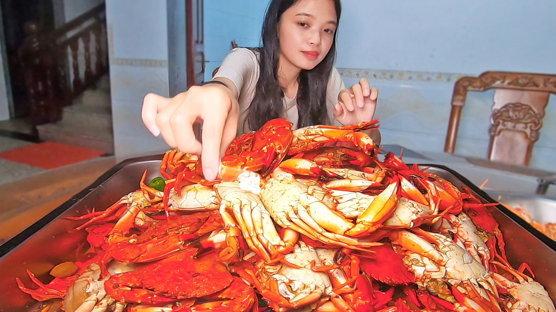 大螃蟹清仓大甩卖!50块买一百只做香辣炒蟹,把左邻右舍都馋来了