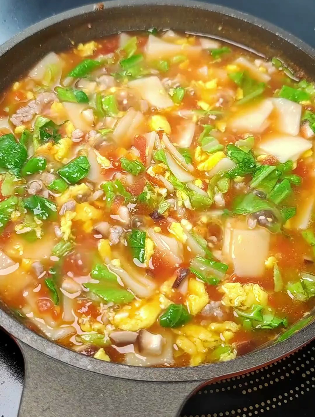蔬菜肉沫面片汤,面片爽滑搭配多种蔬菜,酸甜软嫩适合全家一起喝