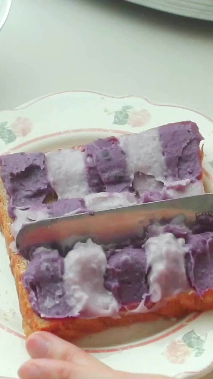 超级好看!用芋头和紫薯做款网红“⻥鳞吐司”吧