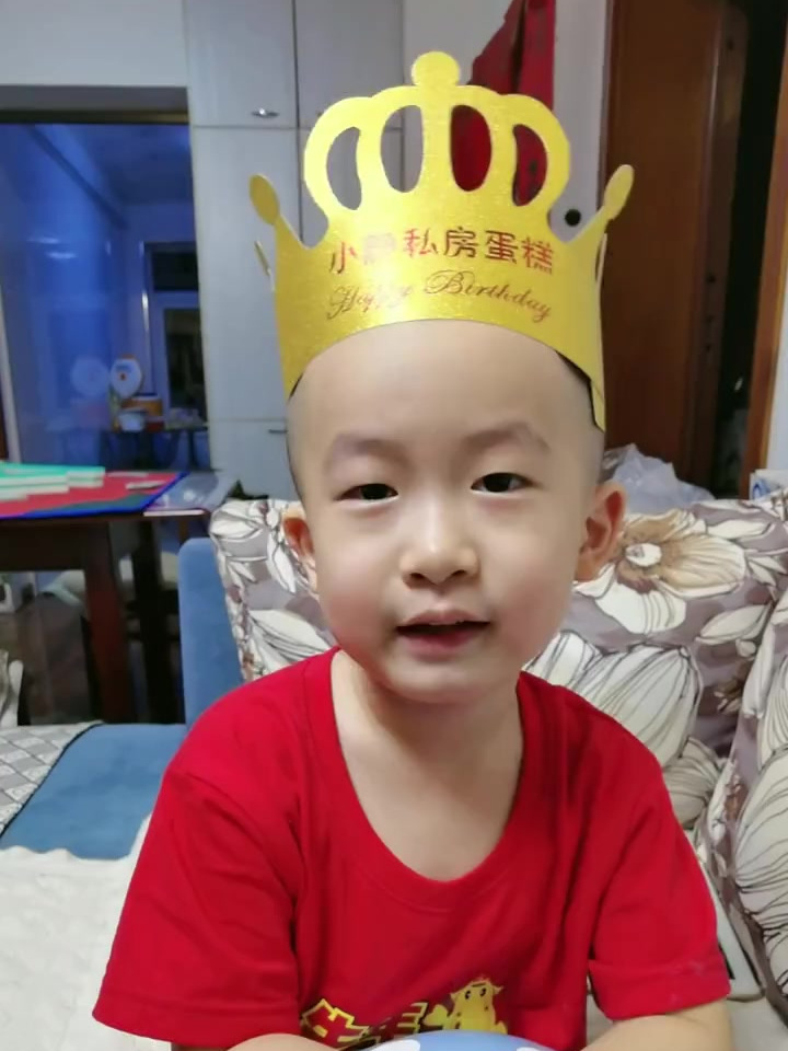 多多变成奥特曼保护全家人