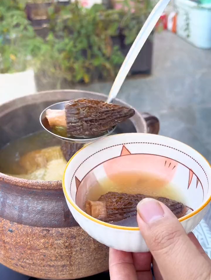 煲土鸡汤建议用砂锅,煲汤时间最低一小时,煲出来的汤非常鲜美