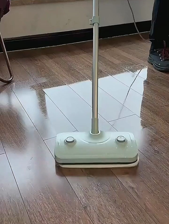 地板上老是拖不干净?蒸汽拖把一秒溶解带走污泽