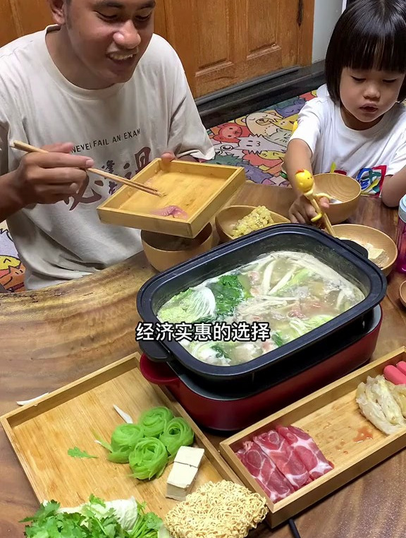 巴沙鱼火锅,吃完去看大皮影戏。