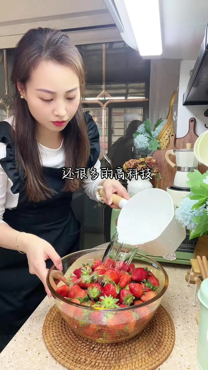 做些纯正浓郁的「草莓果酱」给孩子们夹面包,拌酸奶,泡水喝……