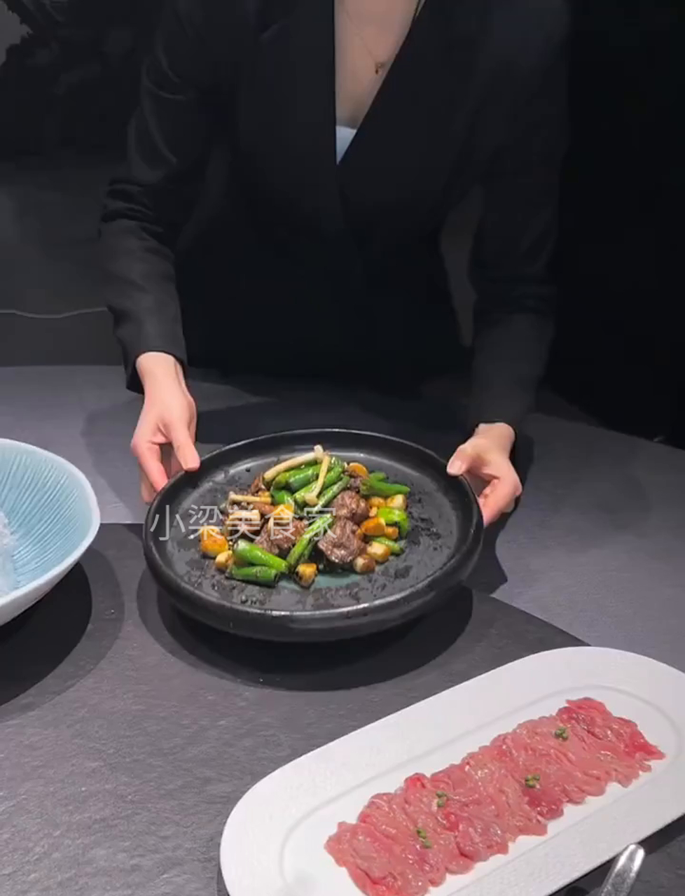 南京火锅店新花样,骆驼肉鸵鸟肉鸸鹋肉梅花鹿肉,食材太有创意了!