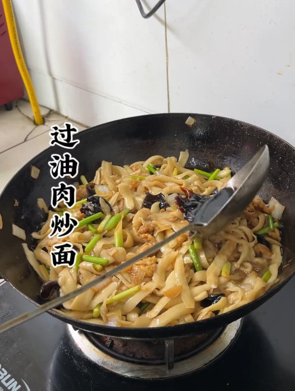 在山西,家财万贯,也逃不过这碗过油肉炒面,山西人最美午饭之一