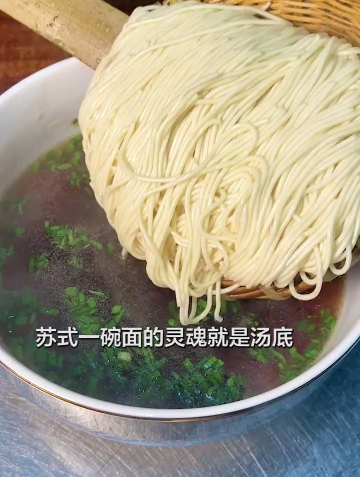 一碗红汤面重青宽汤,配上浇头,真得嗲咯