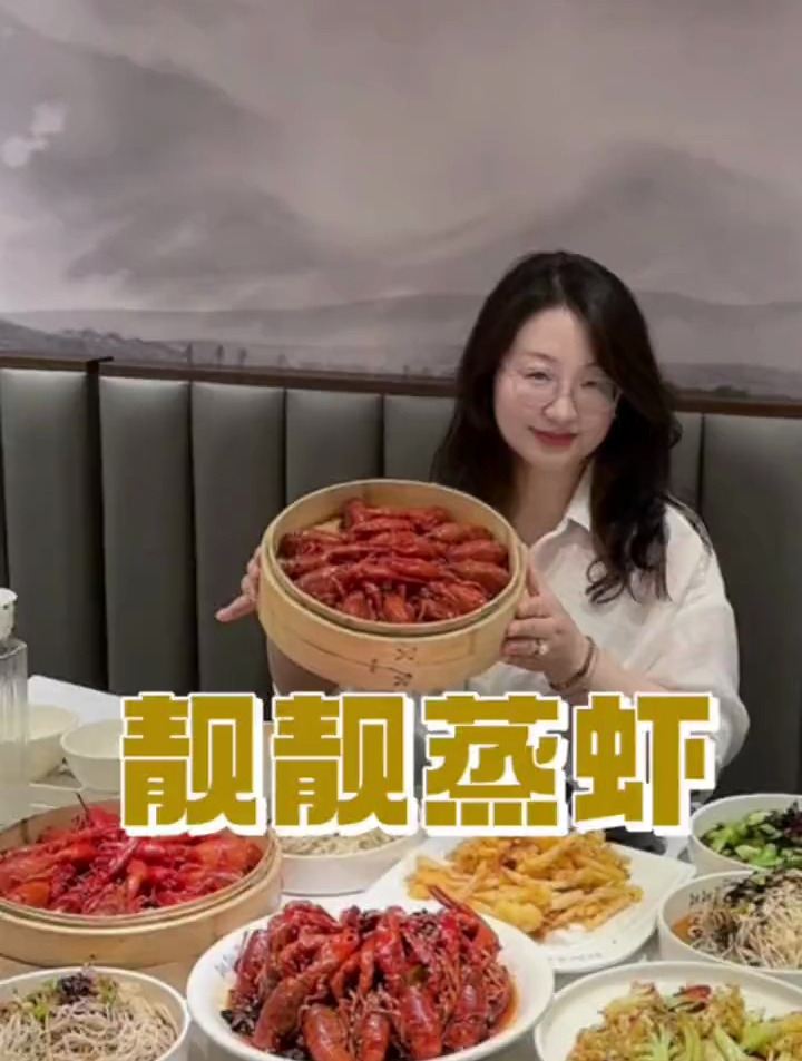 夏天是吃小龙虾的季节,武汉名店靓靓蒸虾入驻青岛万象城了