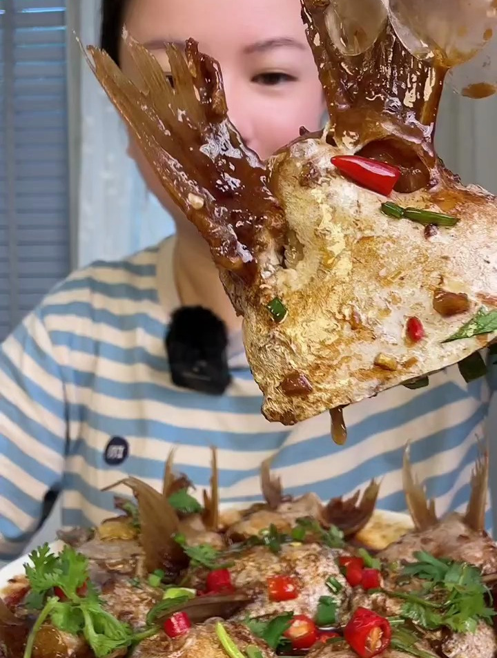煎两面,把煎出来的油倒掉再焖,巴沙鱼翅太香了