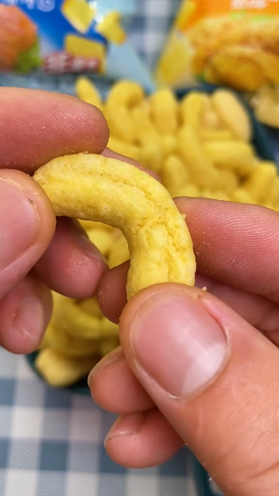 美食推荐官:小零食 盼盼鸡味块来咯,追剧必备!