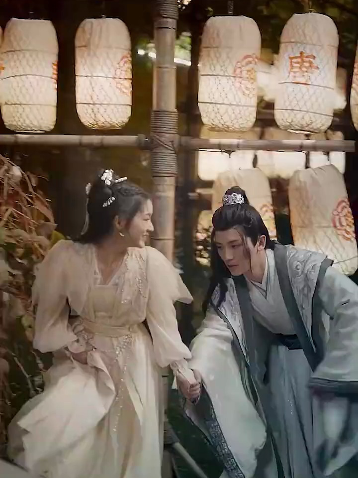 萧宴臣和小锦在街上唱生日歌吃生日蛋糕