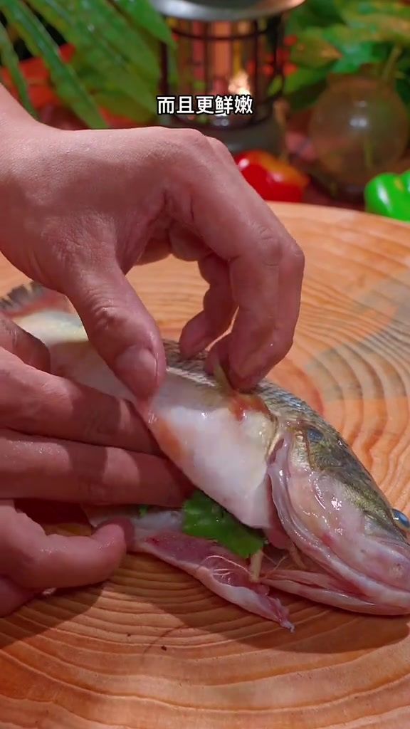 往鱼肚子里放入香菜,这样蒸出来的鲈鱼不仅没有腥味,而是还清香