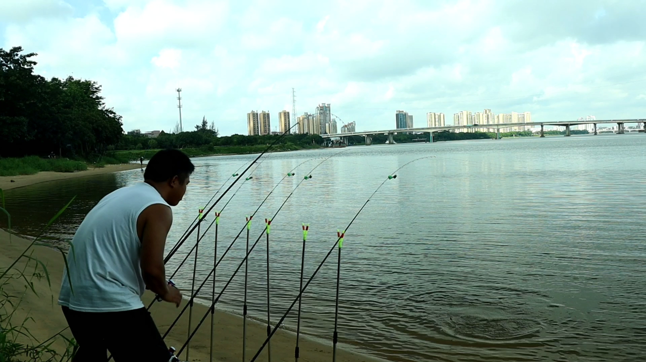 玺玉江边守钓30斤加的巨物,第1天鱼情很暴躁,这拉力好爽!