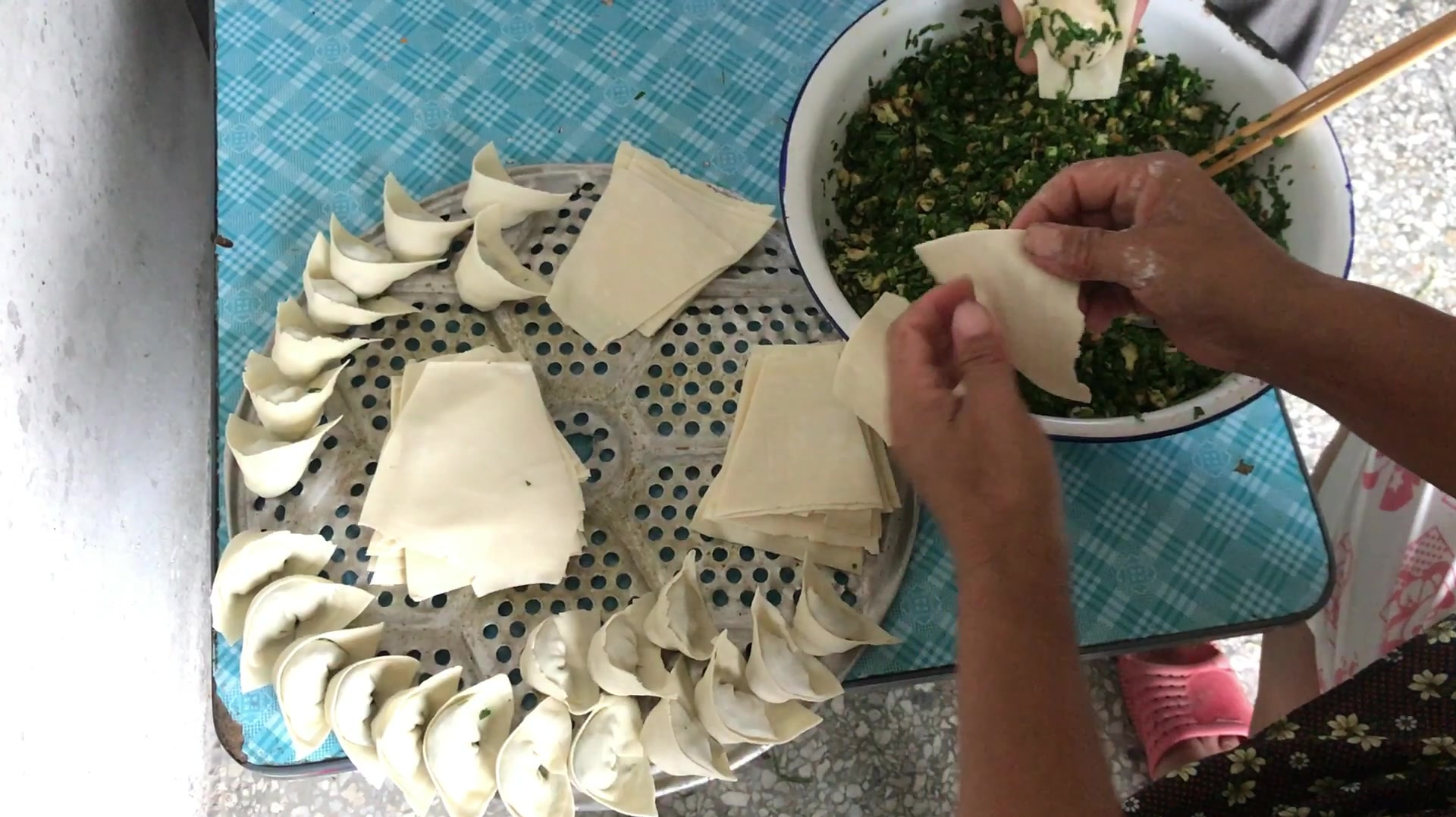 王哥家包河南饺子,好多人说是馄饨,你看这操作流程像吗?