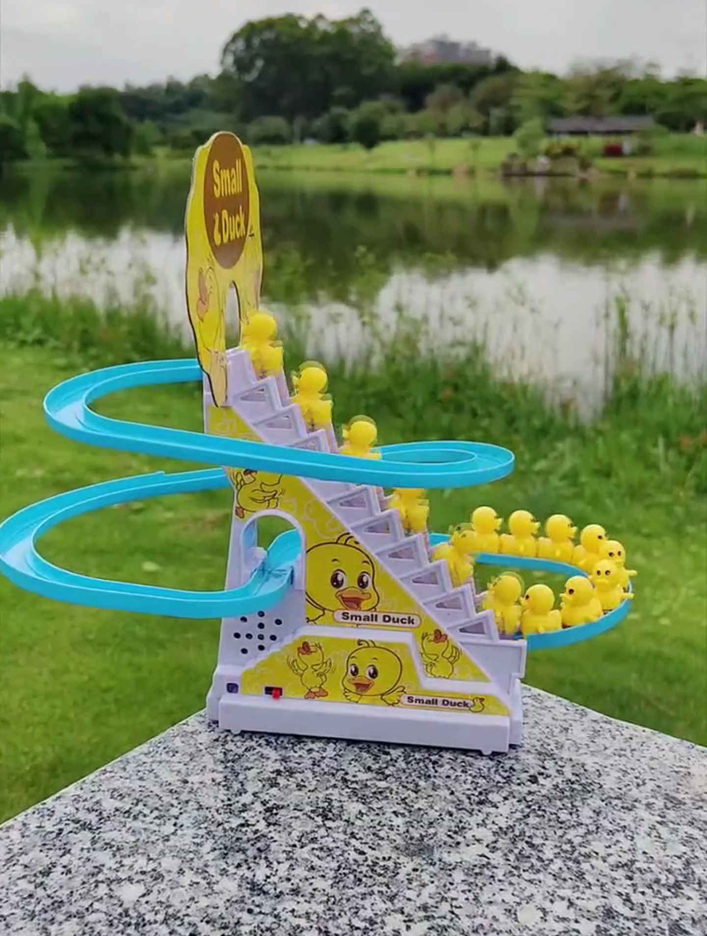 小黄鸭爬楼梯太逗了,自动爬梯,炫彩灯光