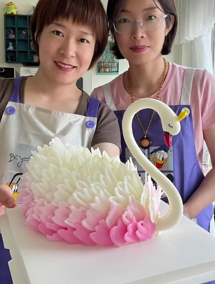 七岁小女孩喜欢粉白色的天鹅蛋糕